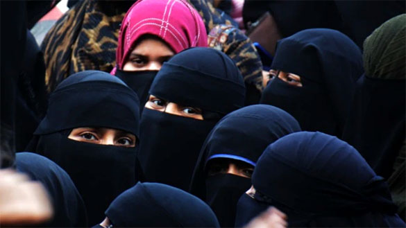 Girls adjust their headscarves before an Islamic prayer service for News  Photo - Getty Images